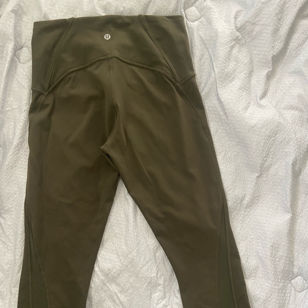 Lululemon olive green leggings size 8, do not have size tag 
Excellent condition